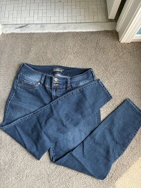 Women’s Classic High-Rise Blue Jeans